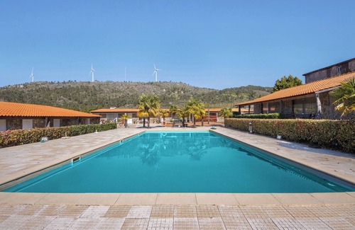 Armamar Apartamento | Habitación 'Quarto 2 - Gojim Casa Rural' con vistas a la montaña, piscina compartida y Wi-Fi