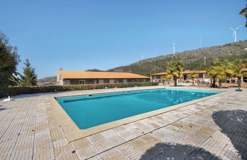 Armamar Apartamento | Habitación 'Quarto 2 - Gojim Casa Rural' con vistas a la montaña, piscina compartida y Wi-Fi
