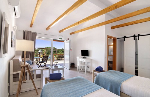 Portimao Cama Y Desayuno | Room 'Quarto Lírio Das Areias' with Shared Pool, Wi-Fi and Air Conditioning
