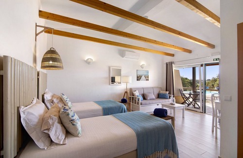Portimao Cama Y Desayuno | Room 'Quarto Lírio Das Areias' with Shared Pool, Wi-Fi and Air Conditioning