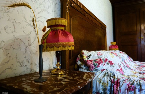 Treigny Otro | Room rental Bienvenue chez Mémé chambre de Georges