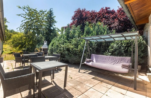Niedenstein Apartamento | Room 'Sunshine' with Shared Terrace, Shared Garden and Wi-Fi