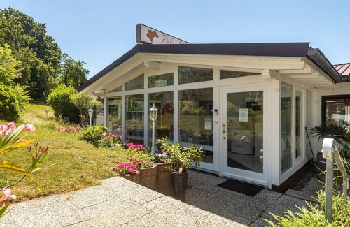 Niedenstein Apartamento | Room 'Sunshine' with Shared Terrace, Shared Garden and Wi-Fi