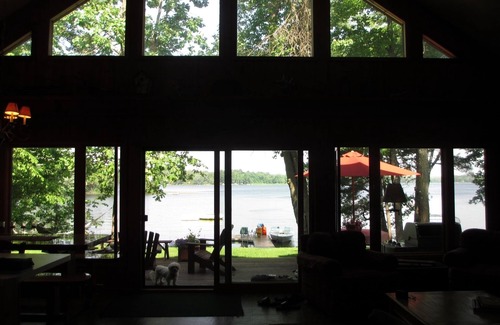 Grantsburg Cabina | Habitación para relajarse en Big Wood Lake con opción de barco pontón. Disponible todo el año
