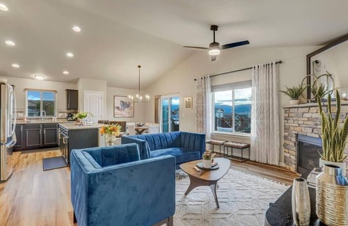 Monument Casa | Room to Spread Out & Deck with Mountain Views