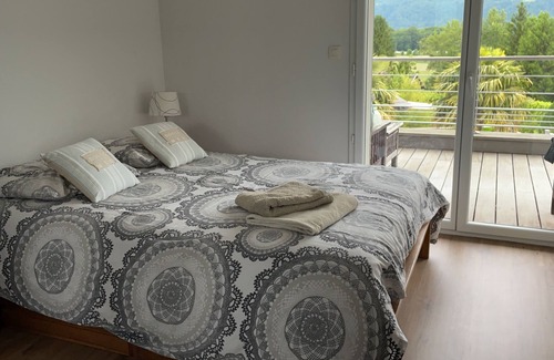 Montbonnot-Saint-Martin Cama Y Desayuno | Room with terrace overlooking Belledonne and swimming pool in a private house.