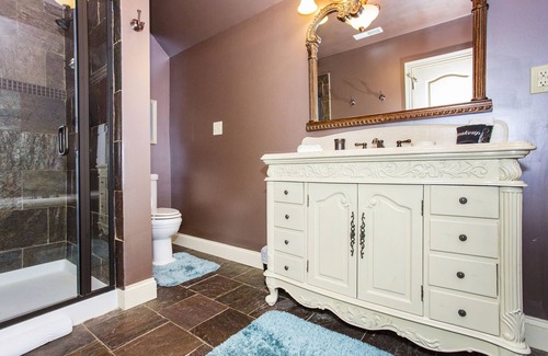 La Grange Cama Y Desayuno | Room with a View King Luxury Suite with extra-large large soaking tub and a chaise lounge with a view of the pond.