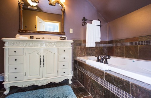 La Grange Cama Y Desayuno | Room with a View King Luxury Suite with extra-large large soaking tub and a chaise lounge with a view of the pond.