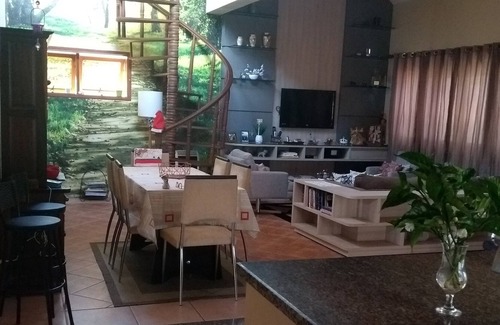 Lindoia Casa | Habitación con cama de matrimonio y litera,