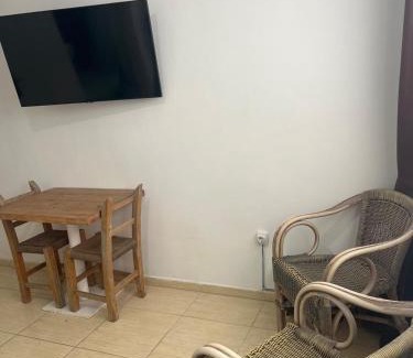 Bahía de San Antonio Apartamento | Room with bathroom and kitchen
