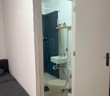 Bahía de San Antonio Apartamento | Room with bathroom and kitchen
