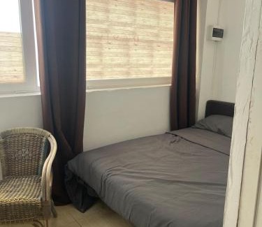Bahía de San Antonio Apartamento | Room with bathroom and kitchen