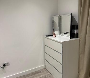 Westbourne Casa | room with great access to central London