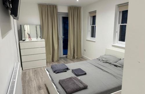 Westbourne Casa | room with great access to central London