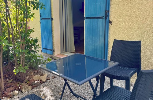 Thuir Apartamento | Room with kitchenette in an estate