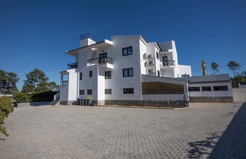 Quintola da Maca Apartamento | Room with private bathroom and balcony at Casa das Vinhas in Sesimbra