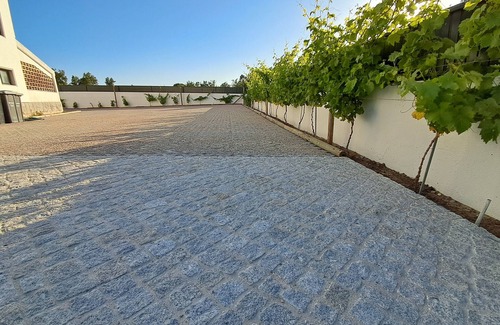 Quintola da Maca Apartamento | Room with private bathroom and balcony at Casa das Vinhas in Sesimbra