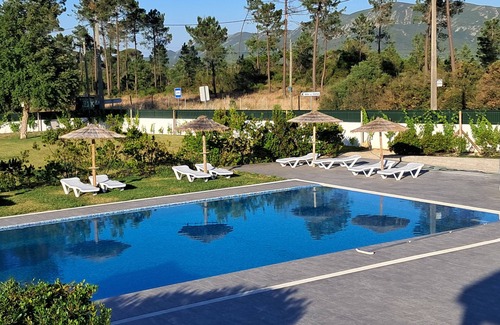 Quintola da Maca Apartamento | Room with private bathroom and balcony at Casa das Vinhas in Sesimbra
