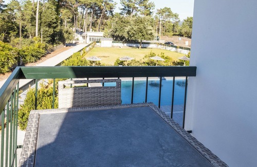 Castelo Apartamento | Room with private bathroom and balcony with pool view at Casa das Vinhas in Sesimbra