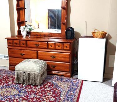 Burlington Casa | Room with private bath across train station
