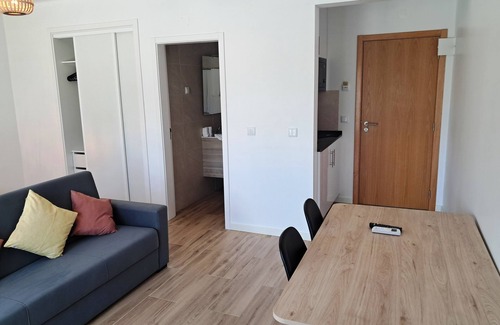 Castelo Apartamento | Room with private bathroom and pool view at Casa das Vinhas in Sesimbra