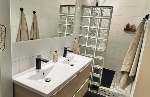 Caupenne Cama Y Desayuno | Room with private spa and cinema room