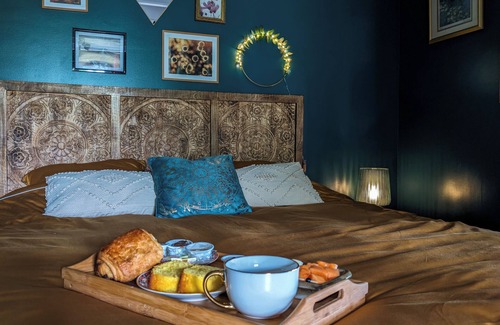 Caupenne Cama Y Desayuno | Room with private spa and cinema room