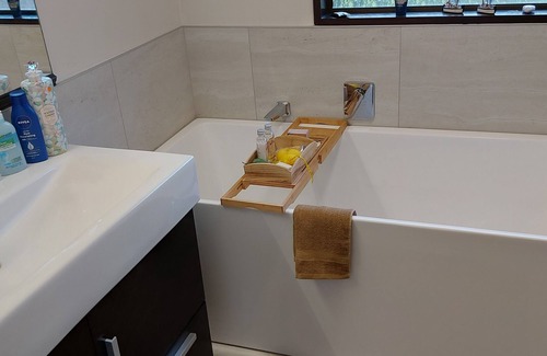 Tauranga Cama Y Desayuno | Room with Queen bed. Close to all Bay attractions. Free Wifi & safe parking.