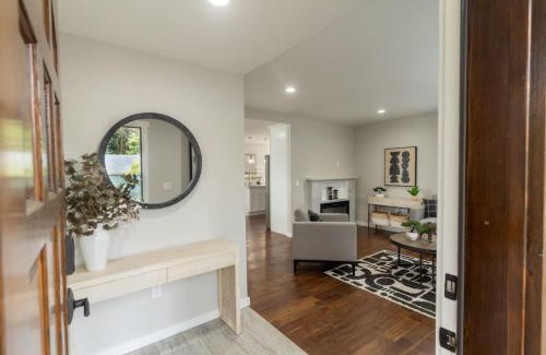 Parkland Casa | Room with Queen Bed in Tacoma