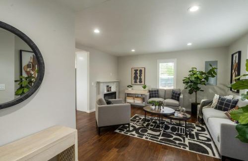 Parkland Casa | Room with Queen Bed in Tacoma