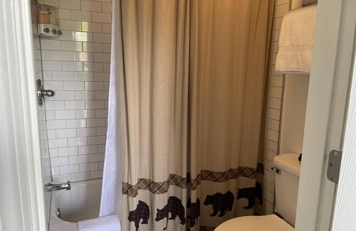 Clay City Cabina | Room with wi-fi, mini fridge and microwave Red River Gorge area