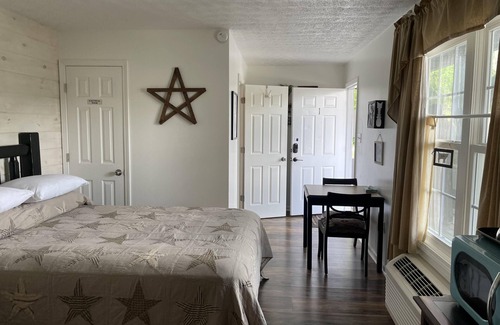 Clay City Cabina | Room with wi-fi, mini fridge and microwave Red River Gorge area