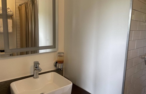 Clay City Cabina | Room with wi-fi, mini fridge and microwave Red River Gorge area