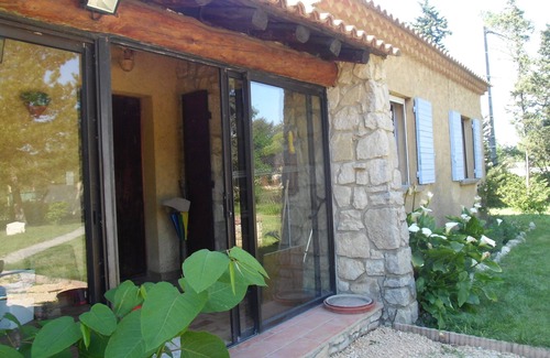 Saze Hotel | Alquiler de habitaciones en la paz del campo, cerca de Aviñón.