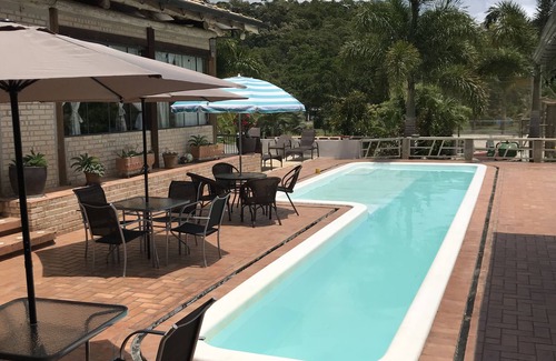 Camboriu Cabaña | Alquiler de habitaciones cerca de Balneário Camboriú (piscina, jacuzzi, tenis de playa)