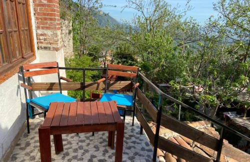 Kruje Cama Y Desayuno | Rooms Merlika -Inside the Castle-