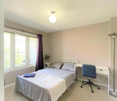 Burlington Casa | Rooms near Train Station