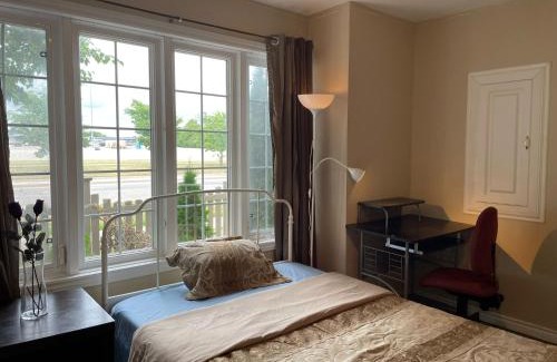 Burlington Casa | Rooms near Train Station