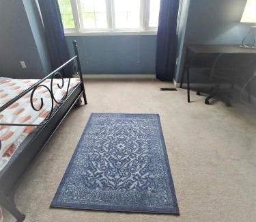 Burlington Casa | Rooms near Train Station