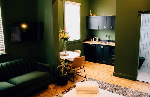 Leeton Apartamento | Rooms of Renown