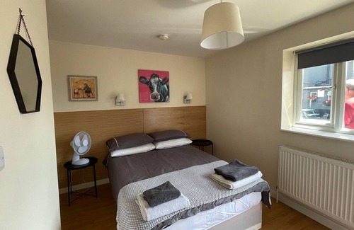 Byfleet Apartamento | Rooms to rent in local pub in the heart of Byfleet!