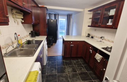 Slough Casa | Rooms with Shared Bath Kitchen Parking