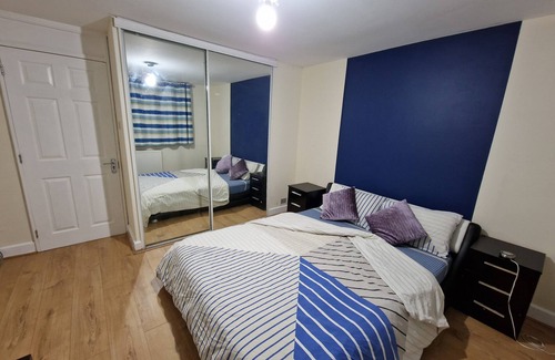 Slough Casa | Rooms with Shared Bath Kitchen Parking