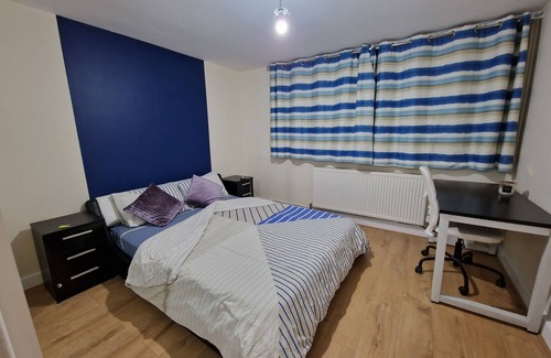 Slough Casa | Rooms with Shared Bath Kitchen Parking