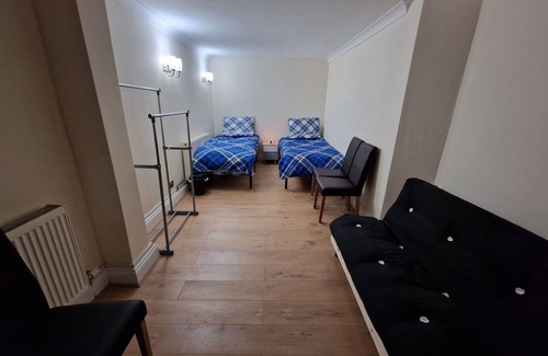 Slough Casa | Rooms with Shared Bath Kitchen Parking