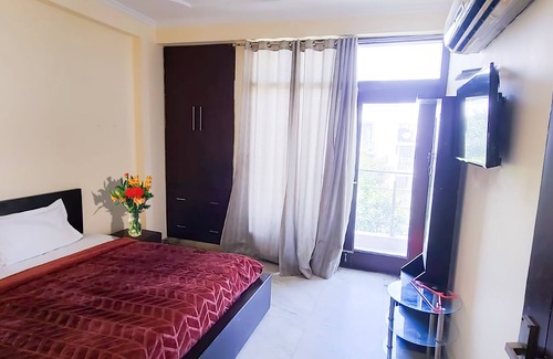 Kalkaji Hotel | Roomshala 061 NK Residency