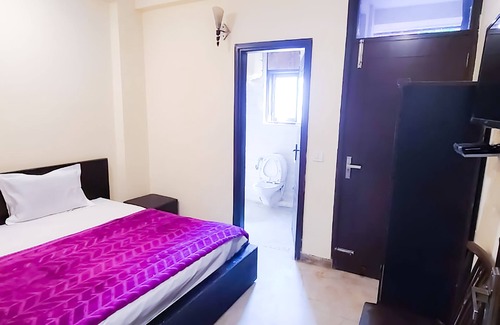 Kalkaji Hotel | Roomshala 061 NK Residency