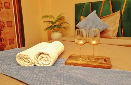 Kalkaji Hotel | Roomshala 061 NK Residency