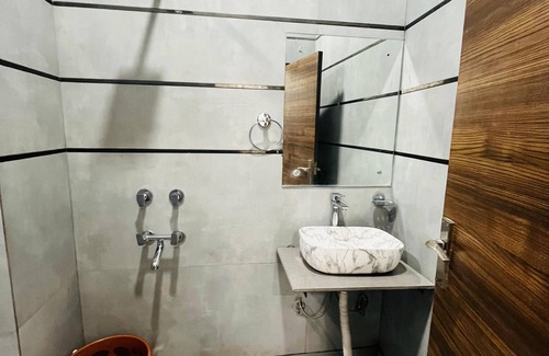 New Delhi Hotel | Roomshala 152 Hotel Sukoon