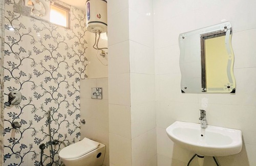 Shalimar Bagh Hotel | Roomshala 168 Startlight Suites